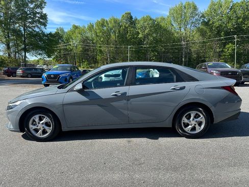 Used 2021 Hyundai Elantra SE image 3