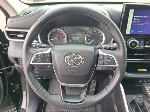 Used 2024 Toyota Highlander XLE AWD/4WD image 20