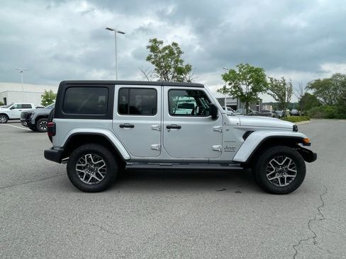 Used 2024 Jeep Wrangler Unlimited Sahara AWD/4WD image 9
