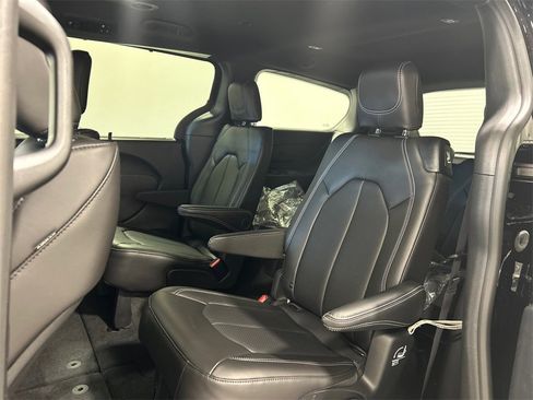 New 2025 Chrysler Pacifica Select image 31