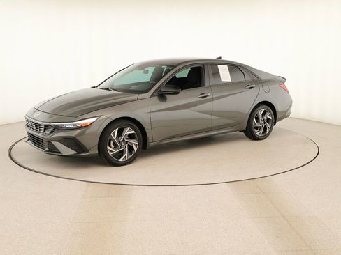 Used 2025 Hyundai Elantra Sport image 13