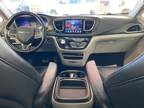 Used 2018 Chrysler Pacifica Touring-L w/ Premium Audio Group image 13