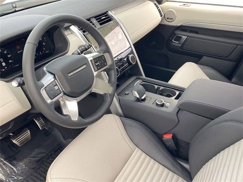 Used 2025 Land Rover Discovery Dynamic SE image 5