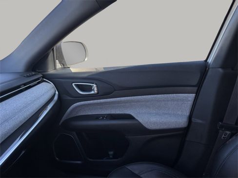 Used 2025 Jeep Compass Latitude image 13