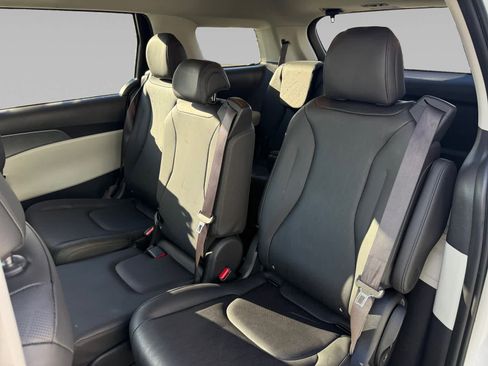 Used 2024 Kia Carnival LX image 13