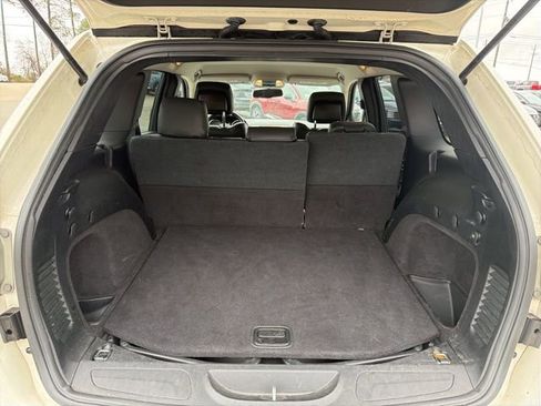 Used 2012 Jeep Grand Cherokee Laredo w/ Laredo E Group image 12