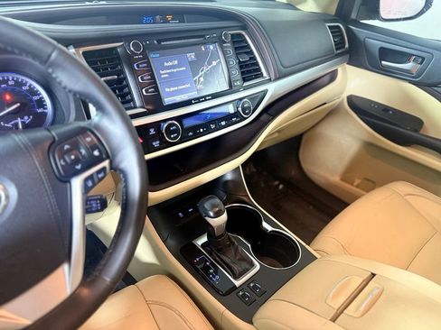 Used 2018 Toyota Highlander XLE AWD/4WD image 16
