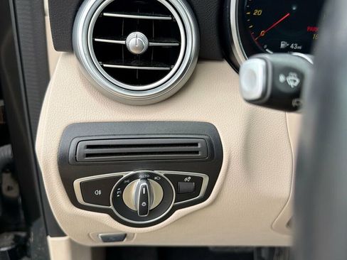 Used 2022 Mercedes-Benz GLC 300 4MATIC w/ Multimedia Package Lite image 18