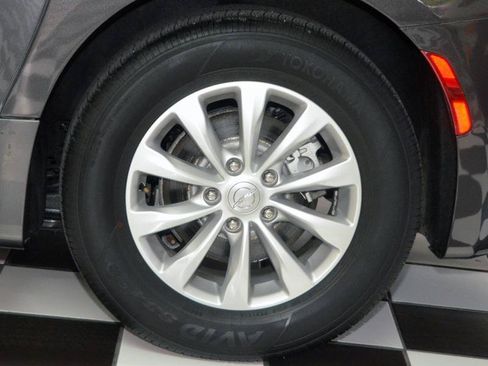 Used 2019 Chrysler Pacifica Touring-L FWD image 13