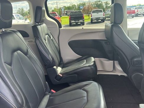 Used 2023 Chrysler Pacifica Touring-L FWD image 46