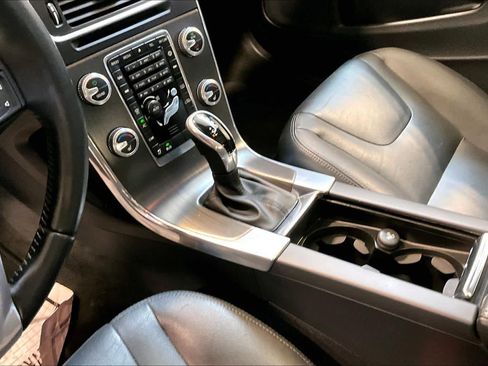 Used 2016 Volvo V60 T5 Premier image 16