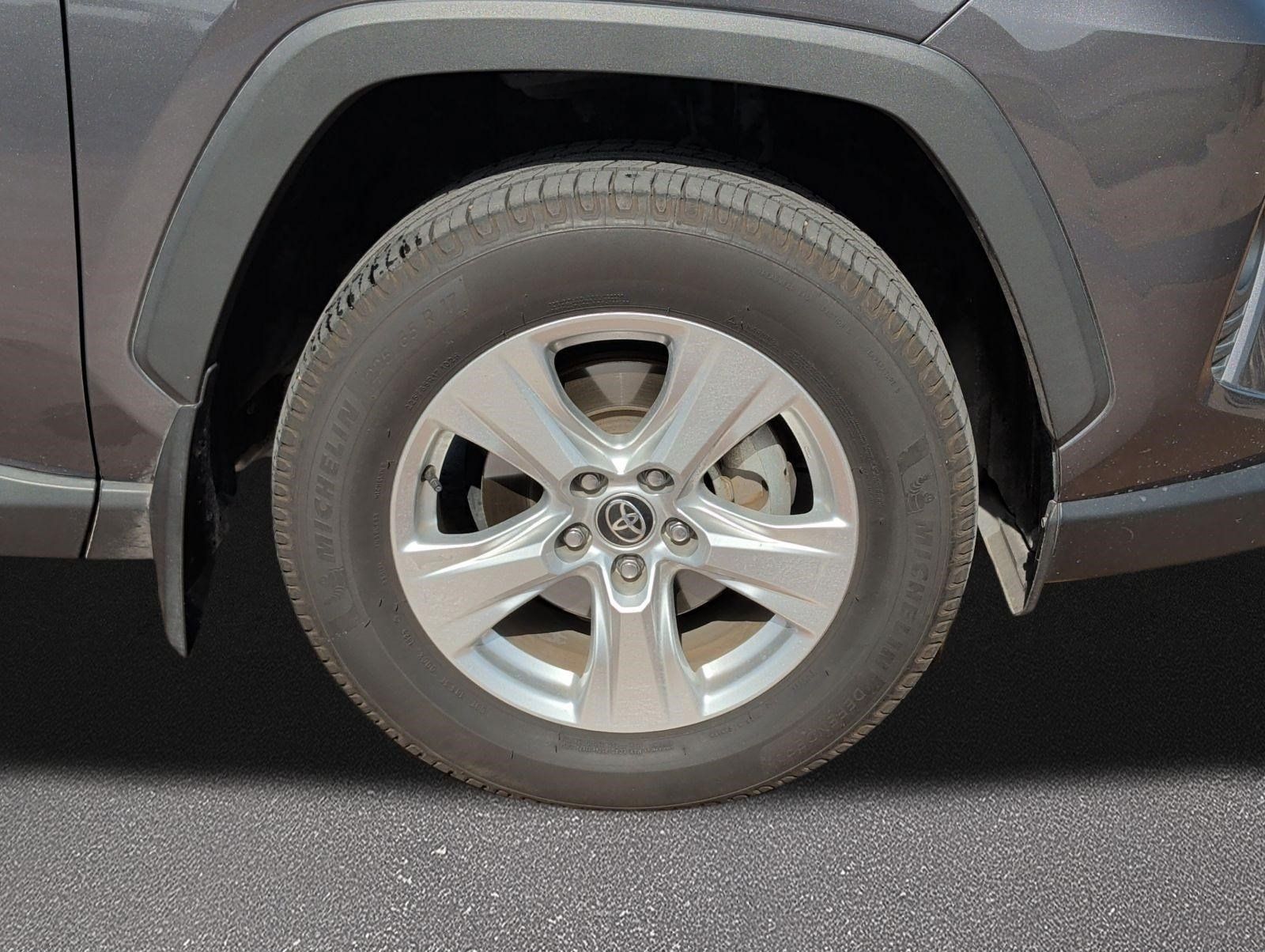 Used 2021 Toyota RAV4 XLE w/ Convenience Package FWD image 7