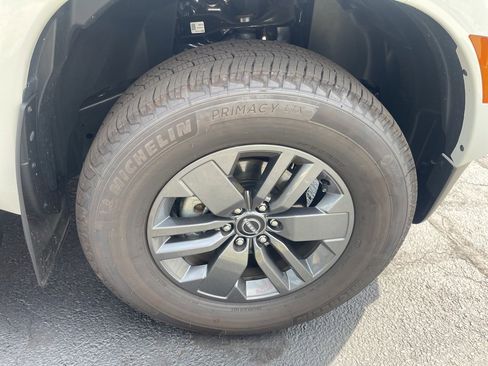 Certified 2025 Nissan Frontier SV image 29