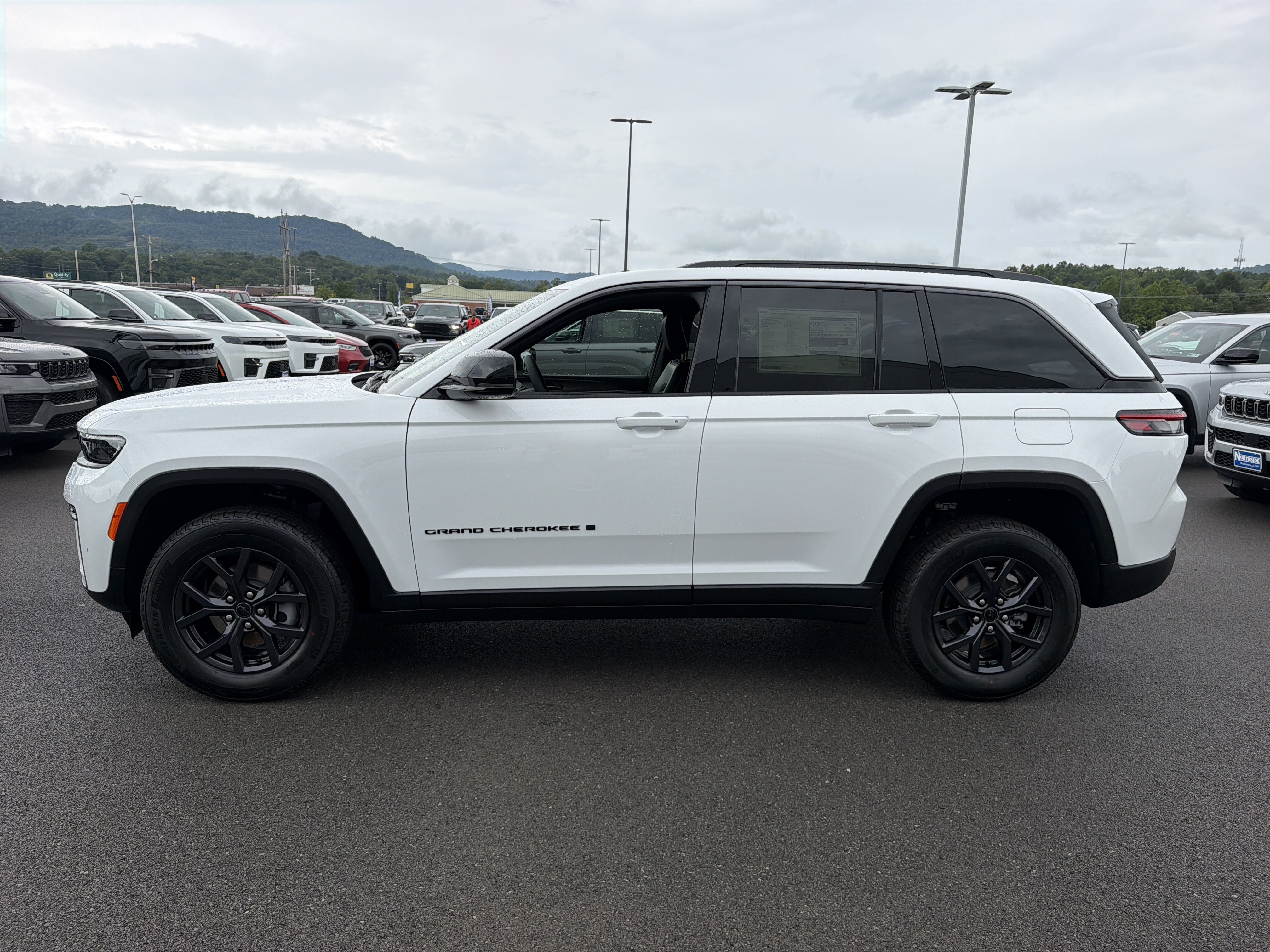 New 2027 Jeep Grand Cherokee 4WD image 10