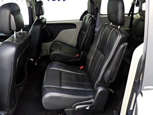 Used 2013 Chrysler Town & Country Touring FWD image 9