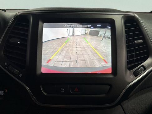Used 2019 Jeep Cherokee Trailhawk AWD/4WD image 25
