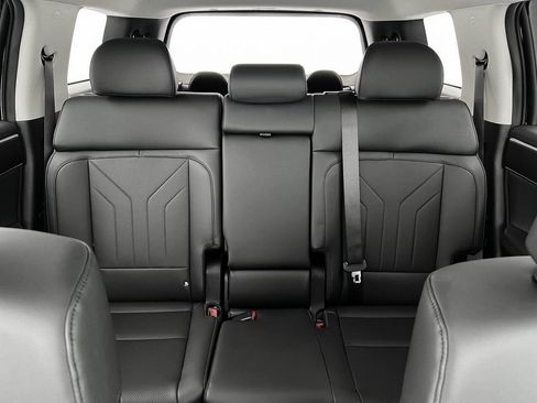 Used 2025 Hyundai Santa Fe SEL FWD image 16