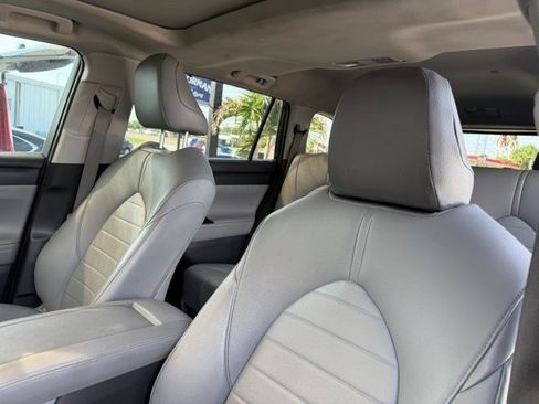 Used 2021 Toyota Highlander XLE FWD image 4