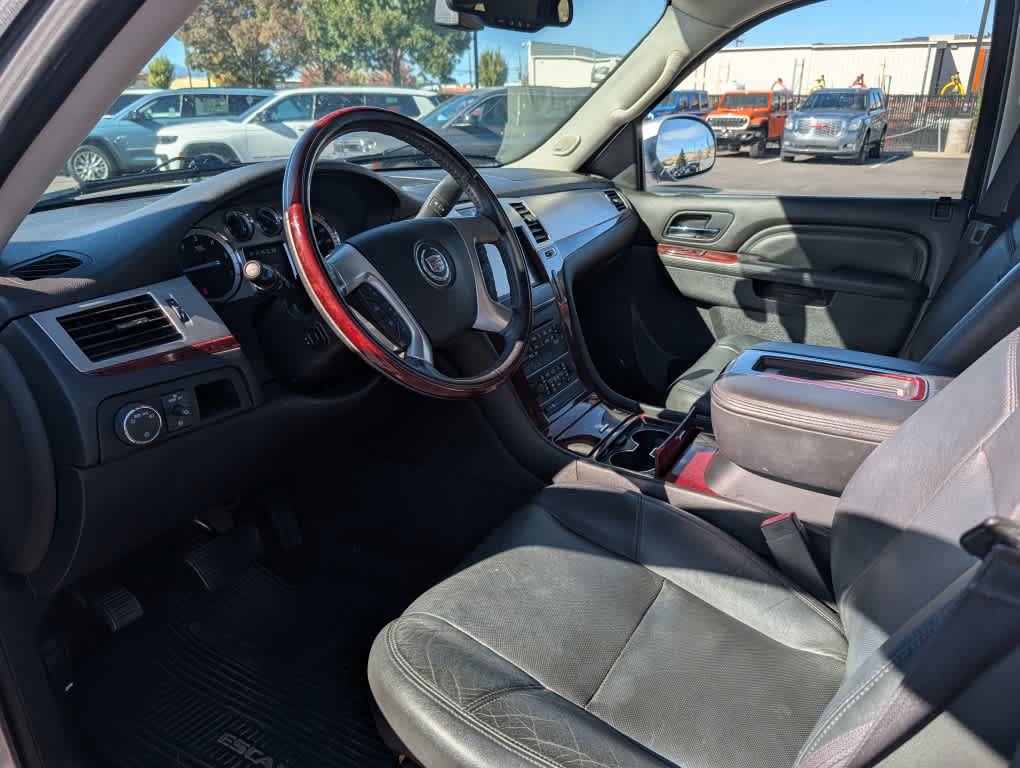 Used 2014 Cadillac Escalade Luxury AWD/4WD image 7