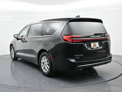 Used 2024 Chrysler Pacifica Touring-L FWD image 8