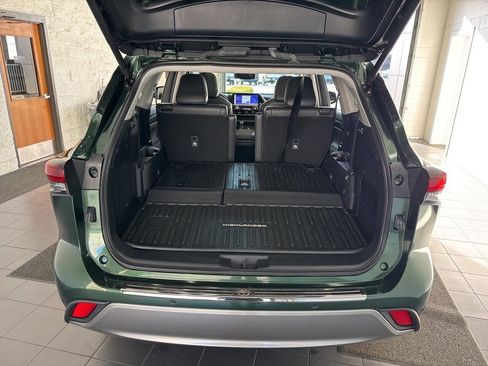 Used 2024 Toyota Highlander Platinum image 10