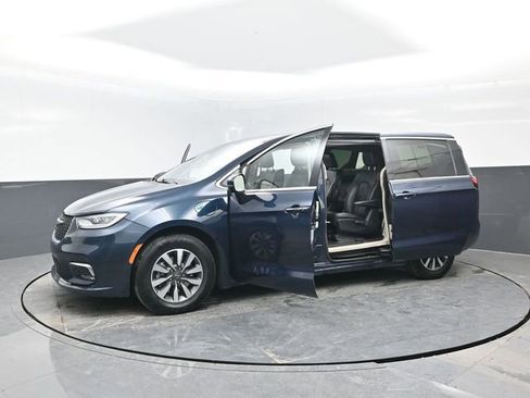 Used 2022 Chrysler Pacifica Touring-L w/ Uconnect Theater Family Group image 26