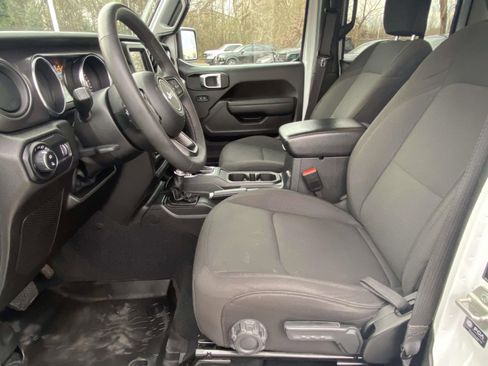 Used 2023 Jeep Gladiator Sport image 15