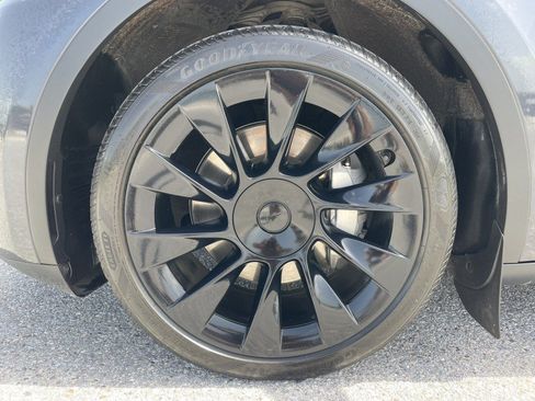 Used 2024 Tesla Model Y Long Range AWD/4WD image 21