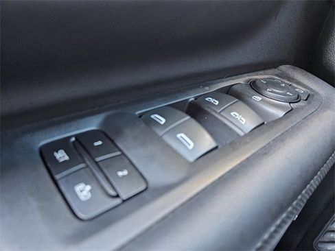 Used 2024 GMC Yukon XL SLT image 32