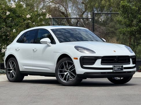 Certified 2025 Porsche Macan image 9