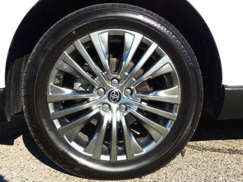 Used 2024 Toyota Venza Limited image 11