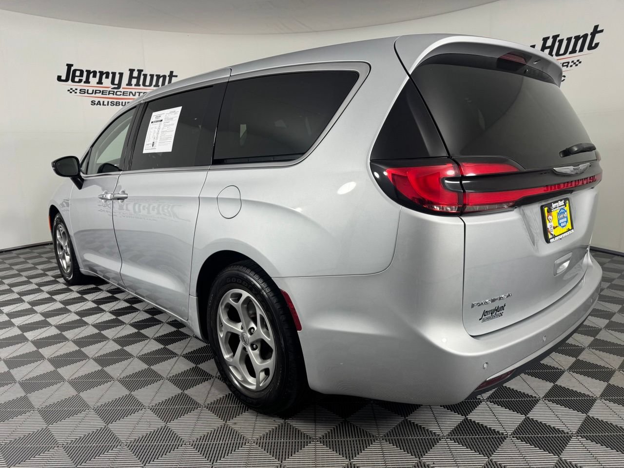 Used 2024 Chrysler Pacifica Limited FWD image 8