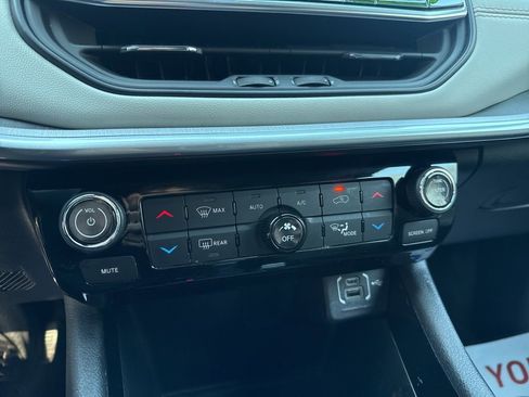 Used 2025 Jeep Compass Limited image 32