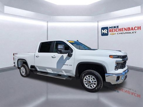 Used 2025 Chevrolet Silverado 2500 LT w/ Convenience Package AWD/4WD image 2