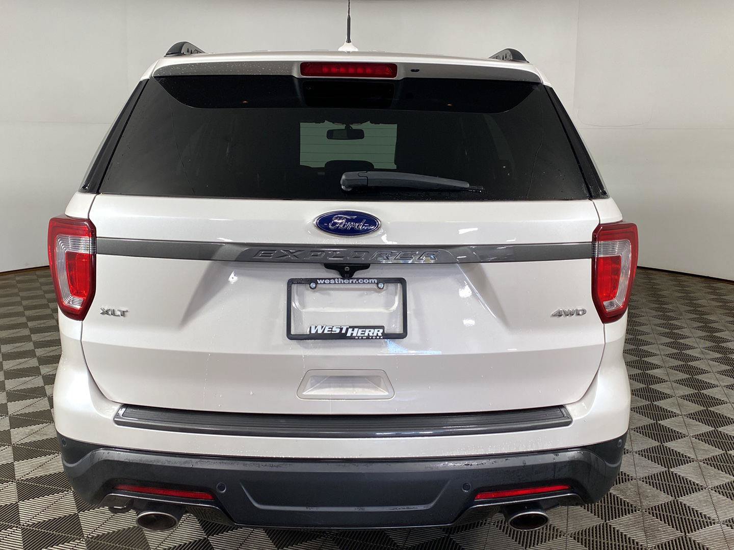 Used 2018 Ford Explorer XLT w/ Equipment Group 202A AWD/4WD image 24