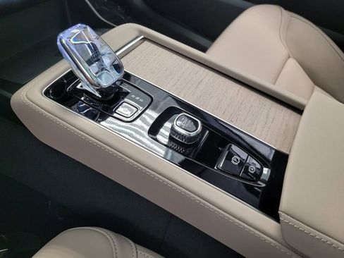 New 2026 Volvo XC90 B6 Plus w/ Protection Package Premier image 17