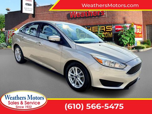 Used 2017 Ford Focus SE FWD image 1