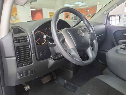 Used 2015 Nissan Titan SV image 9