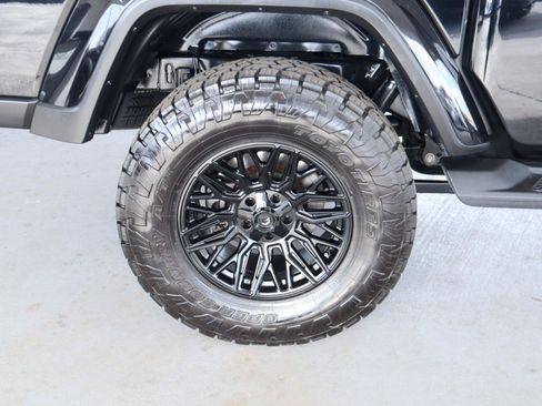 Used 2020 Jeep Gladiator Overland AWD/4WD image 5