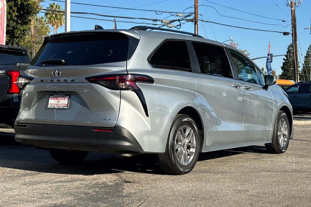 Certified 2025 Toyota Sienna XLE FWD image 3