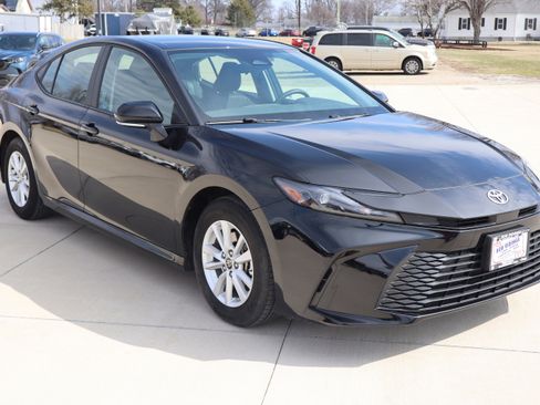 Used 2025 Toyota Camry LE image 4