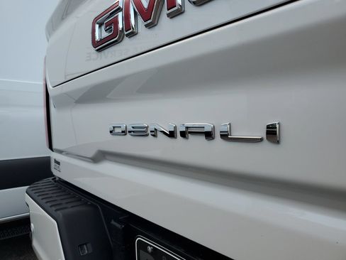 Used 2024 GMC Sierra 3500 Denali w/ Denali Reserve Package AWD/4WD image 8
