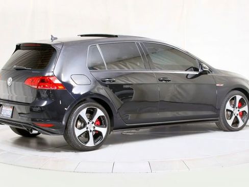 Used 2017 Volkswagen GTI SE image 2