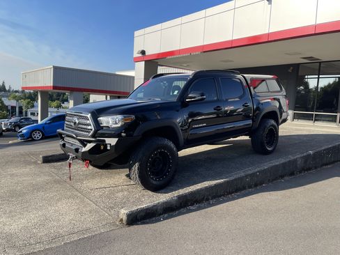 Certified 2017 Toyota Tacoma TRD Off-Road AWD/4WD image 4