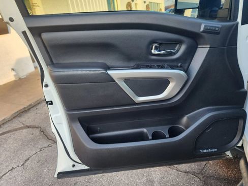 Used 2017 Nissan Titan PRO-4X w/ Pro-4x Convenience Package image 11