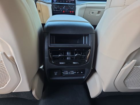 New 2025 Jeep Grand Cherokee Limited AWD/4WD image 32