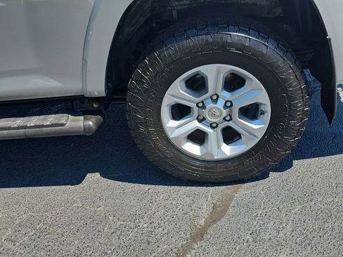 Used 2018 Toyota 4Runner SR5 AWD/4WD image 32
