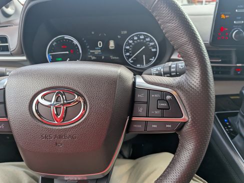 Certified 2023 Toyota Sienna Platinum image 18