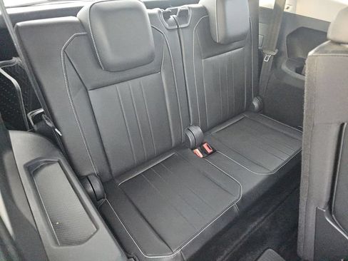 Used 2023 Volkswagen Tiguan SE w/ Panoramic Sunroof Package FWD image 9