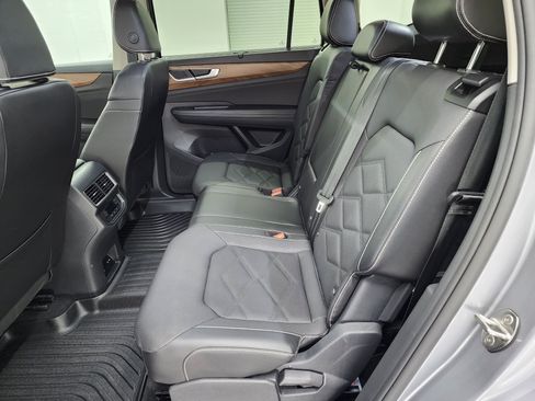 Used 2025 Volkswagen Atlas SE AWD/4WD image 9